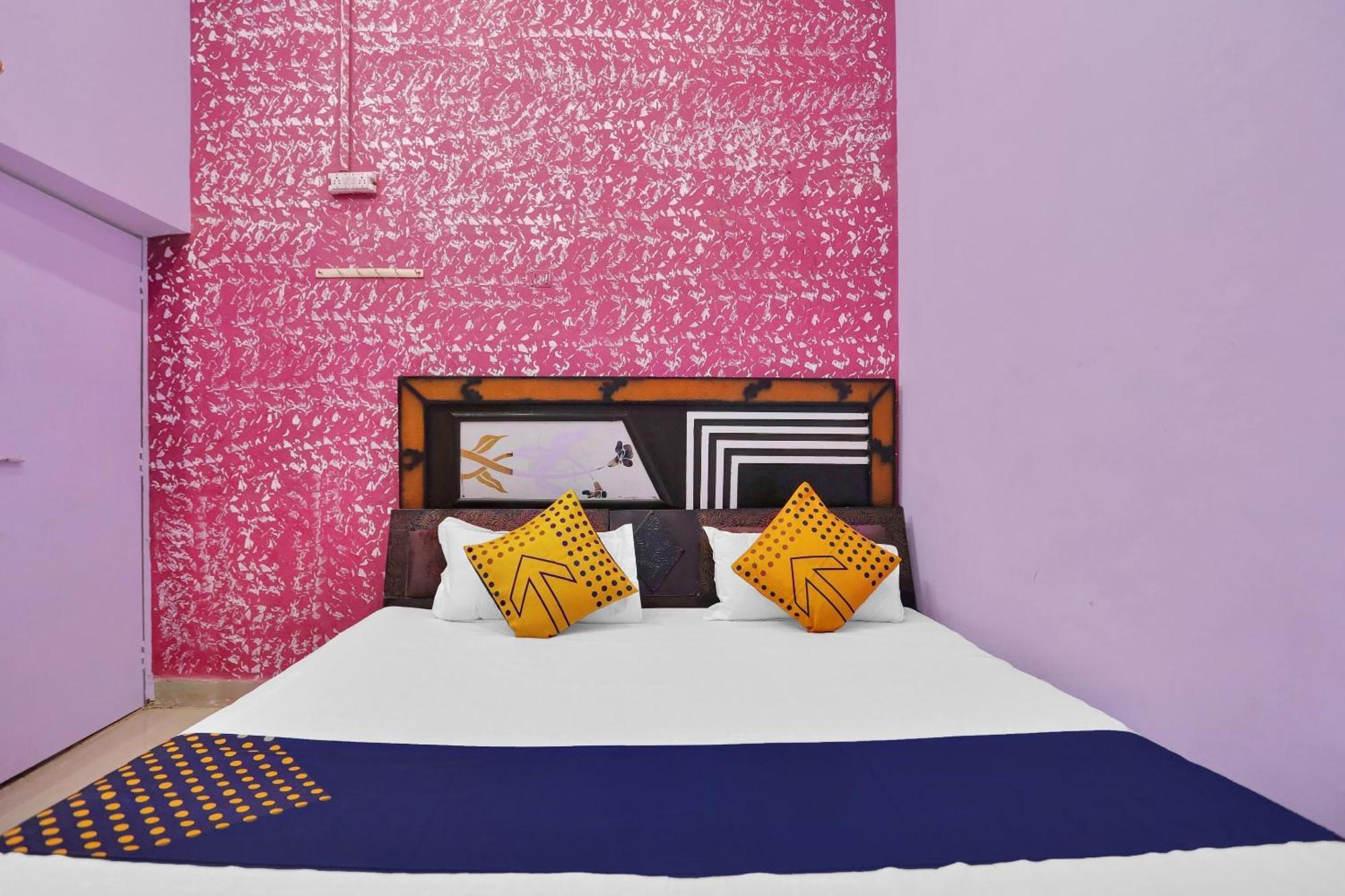 Hotel O Aniruddha Palace ماثورا المظهر الخارجي الصورة