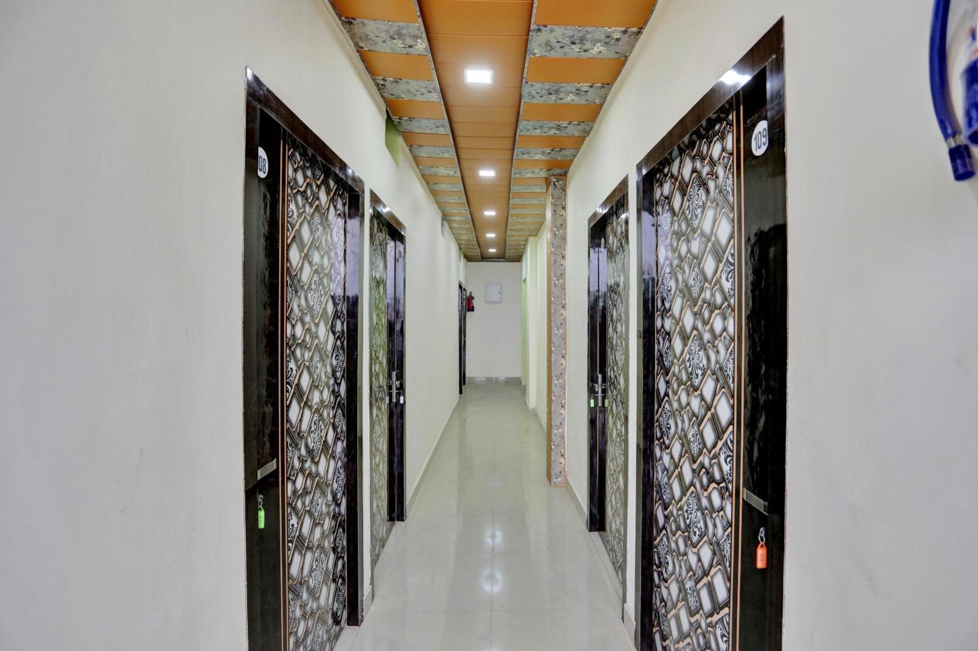 Hotel O Aniruddha Palace ماثورا المظهر الخارجي الصورة