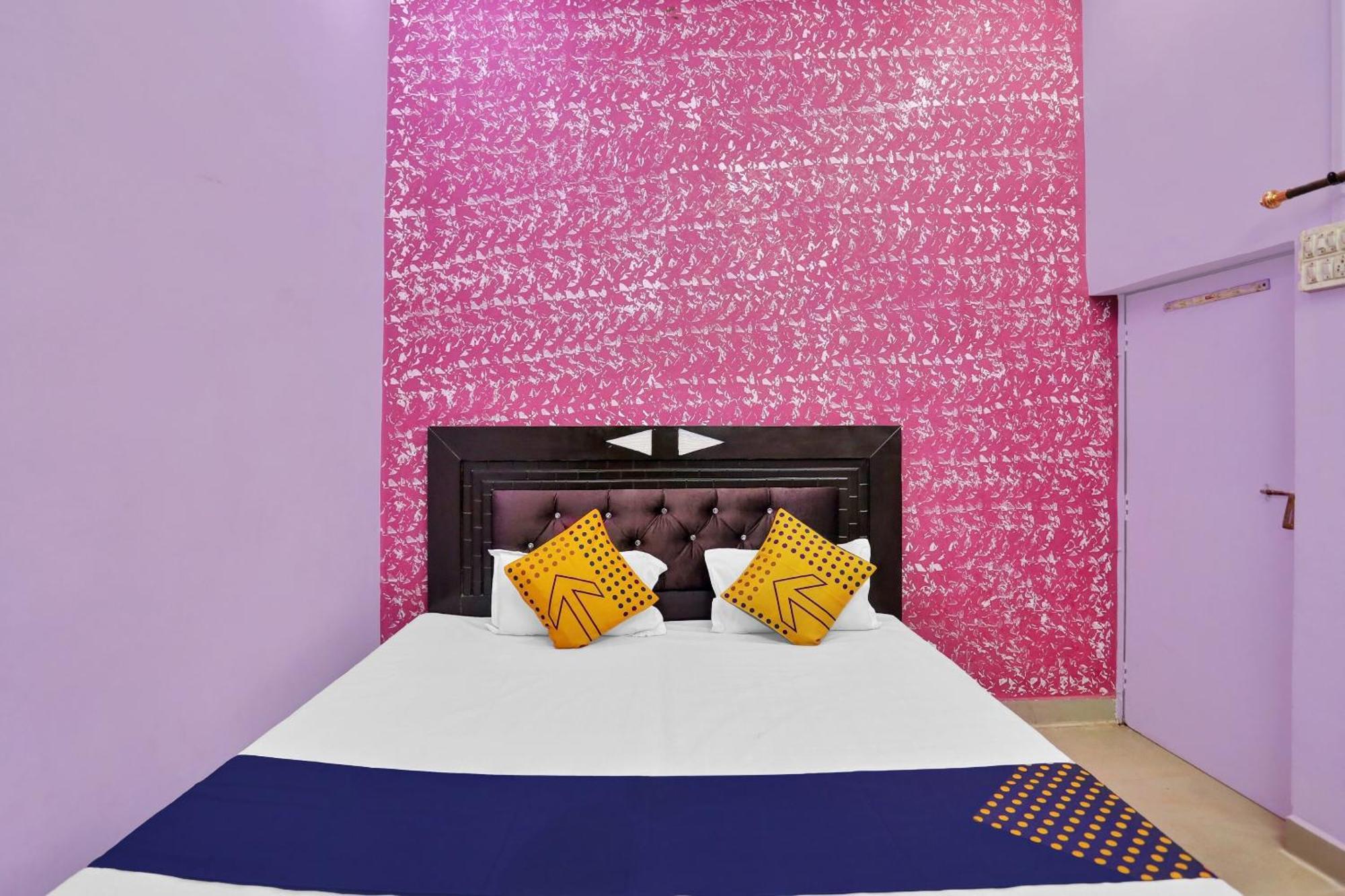Hotel O Aniruddha Palace ماثورا المظهر الخارجي الصورة
