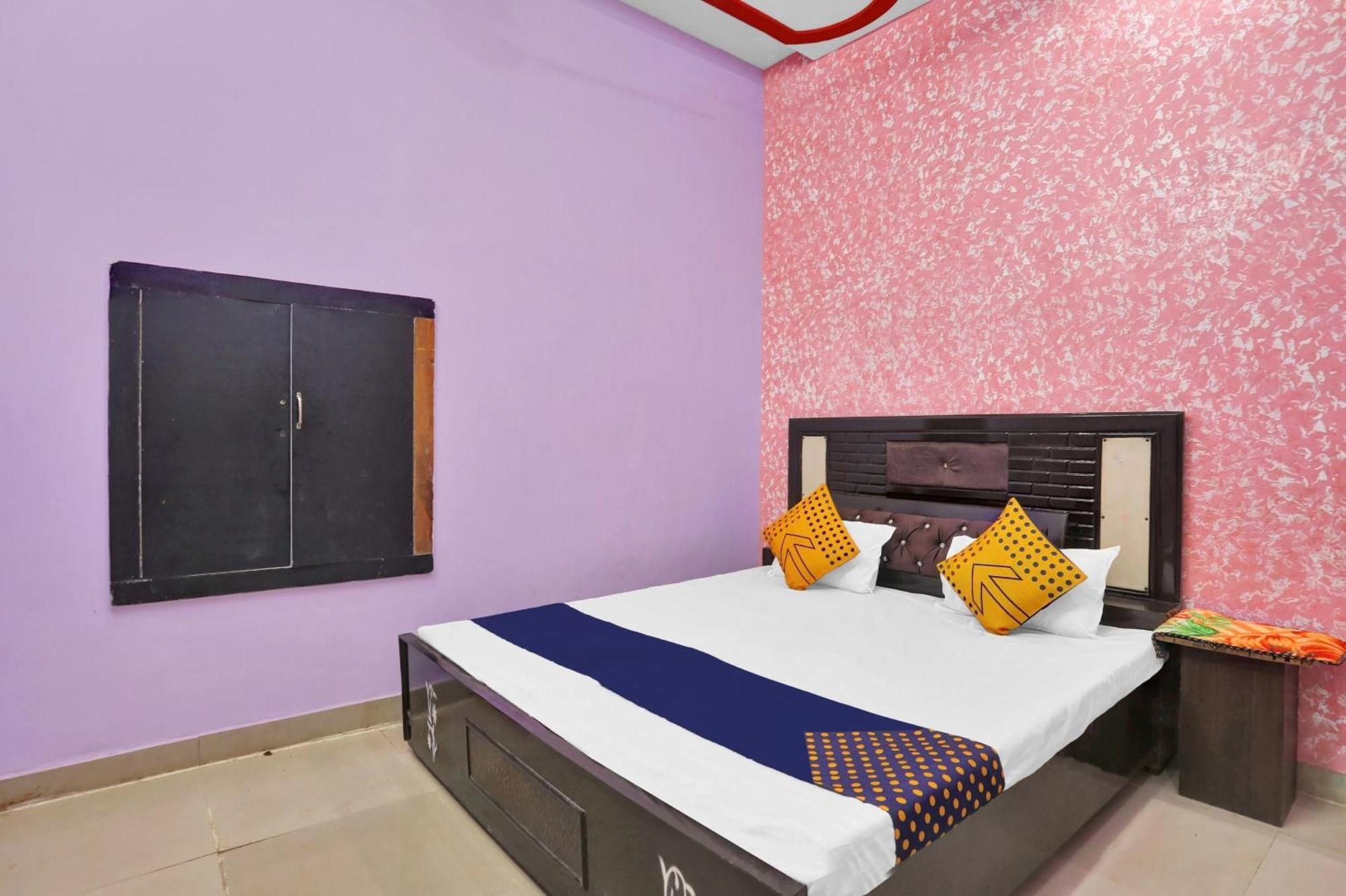 Hotel O Aniruddha Palace ماثورا المظهر الخارجي الصورة