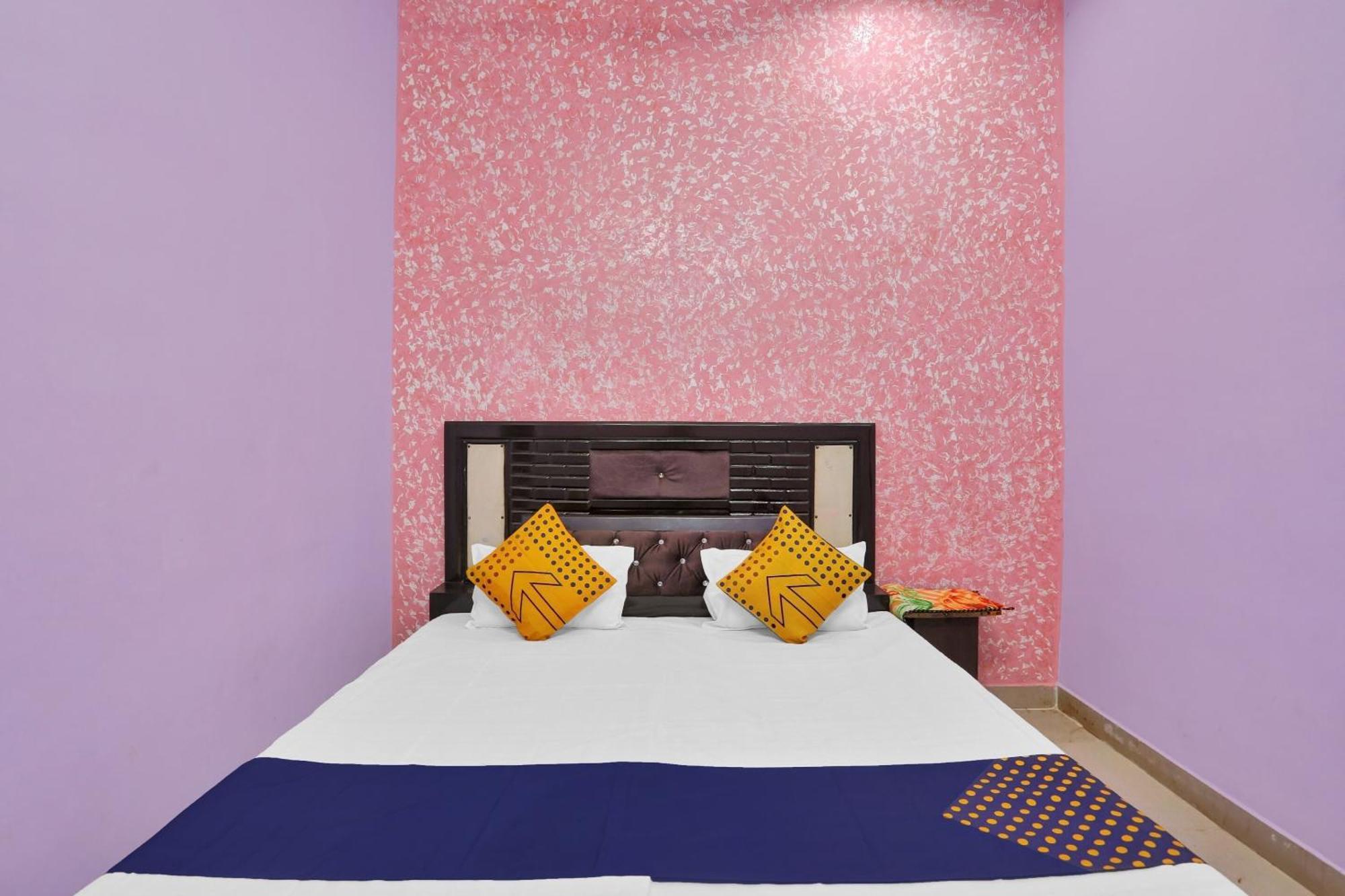 Hotel O Aniruddha Palace ماثورا المظهر الخارجي الصورة
