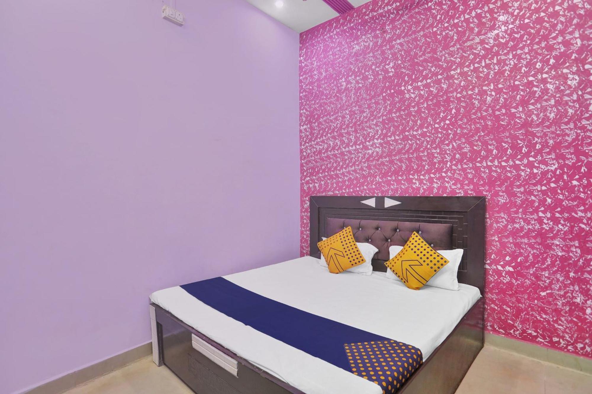 Hotel O Aniruddha Palace ماثورا المظهر الخارجي الصورة