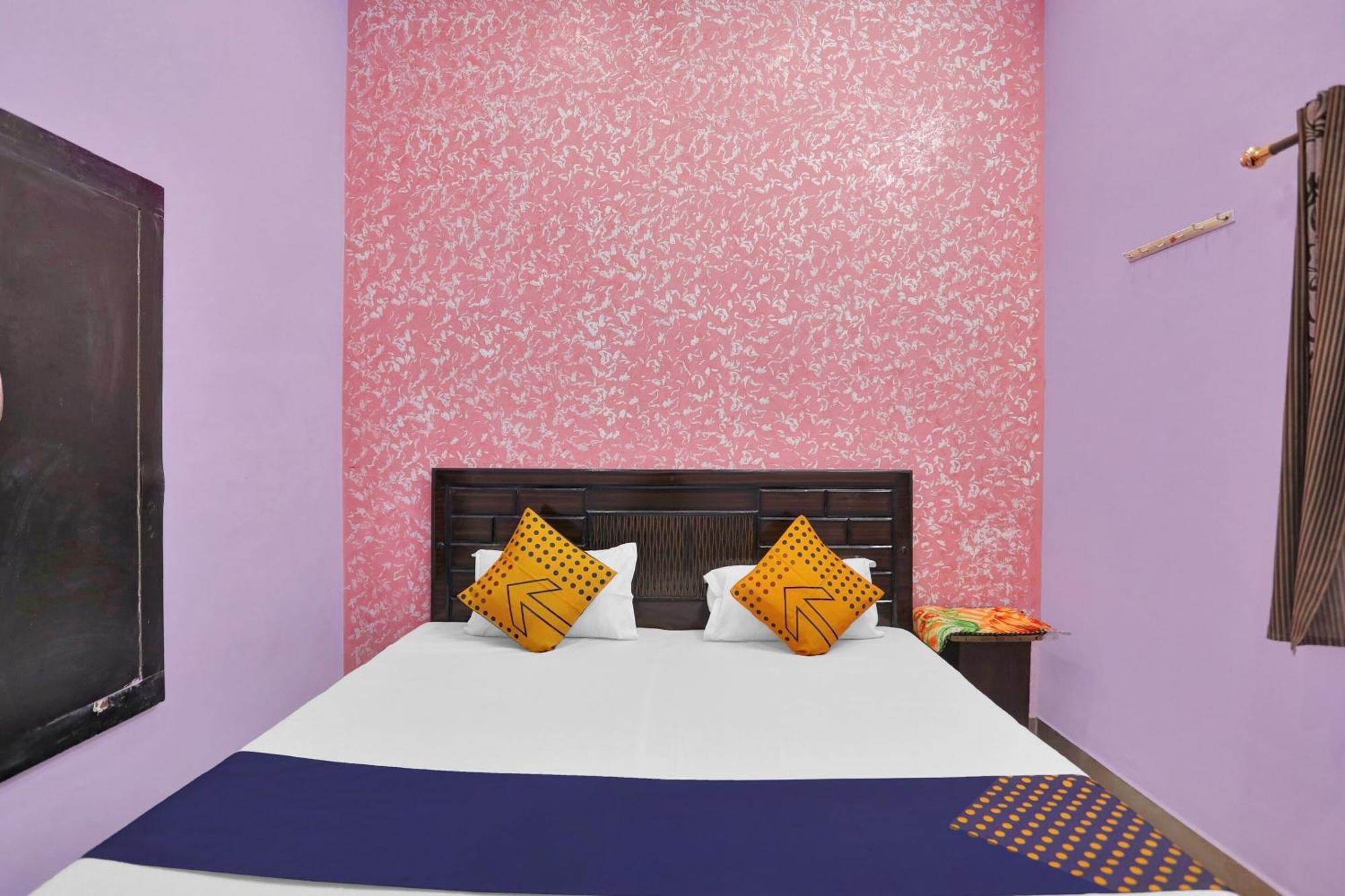 Hotel O Aniruddha Palace ماثورا المظهر الخارجي الصورة